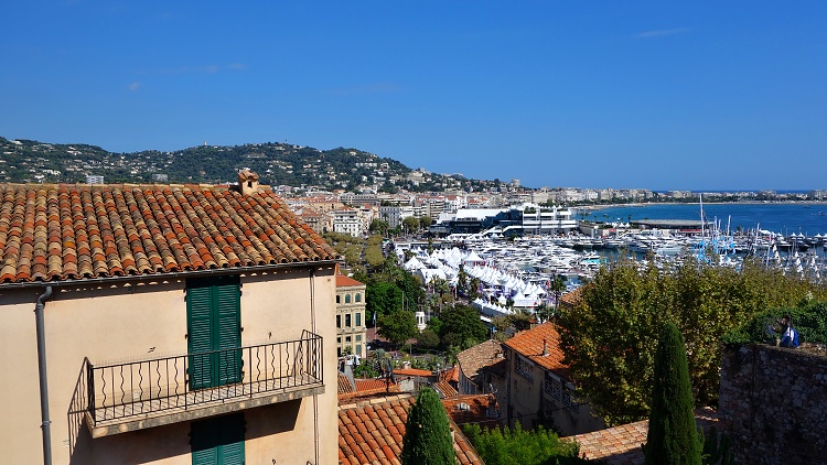 Get creative and try to get an extra income (Cannes, France)