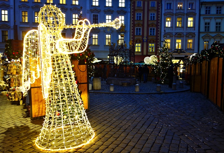 A bright angel entertains in Little Square, Prague