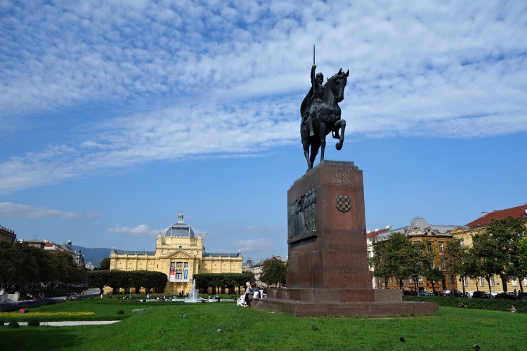 Take a break in the green space around Strossmayer Square